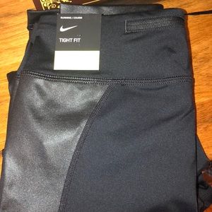 🆕🆕BNWT NIKE RUNNING TIGHT FIT DRI-FIT NIKE POWER FABRIC. WOMEN SIZE SMALL.$60
